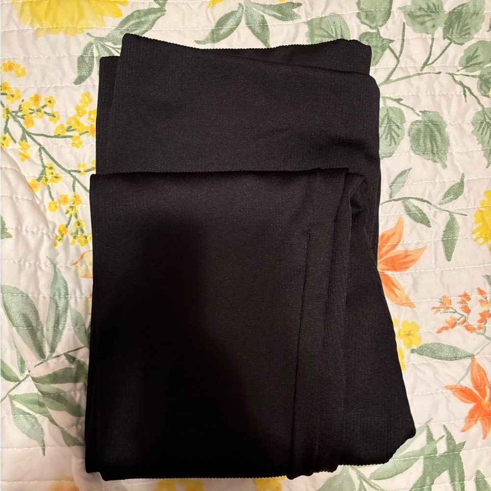 Ribbed black leggings. Elastic waist